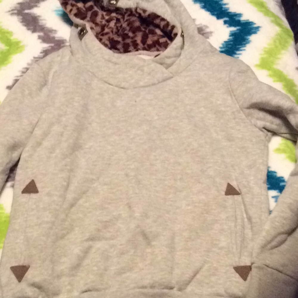 NWOT gray cheetah print sweat shirt